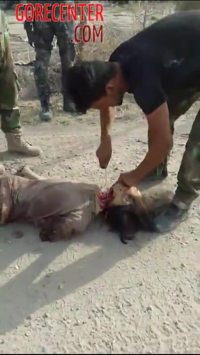 Soldiers cut off head of a dead ISIS fighter • GoreCenter ▶