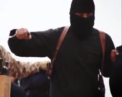 ISIS executes Syrian soldiers with knives