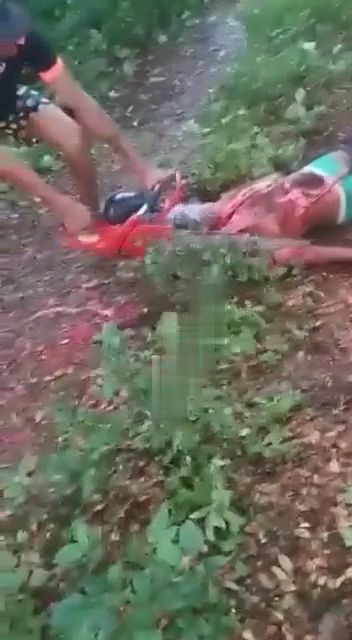 Dismembering corpse with chainsaw • GoreCenter