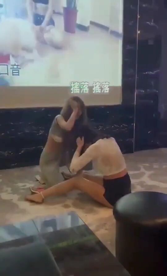 Pretty Chinese girl gets boiling water in her face • GoreCenter