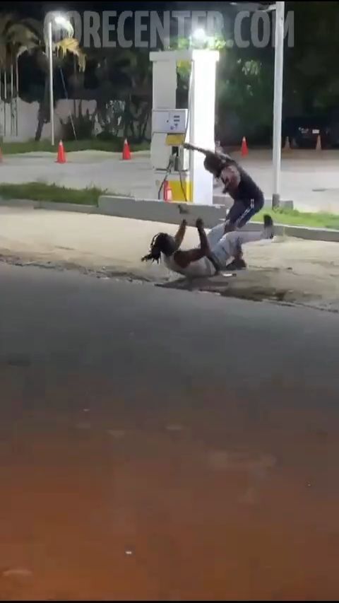 Dude gets his hand chopped off in machete fight • GoreCenter