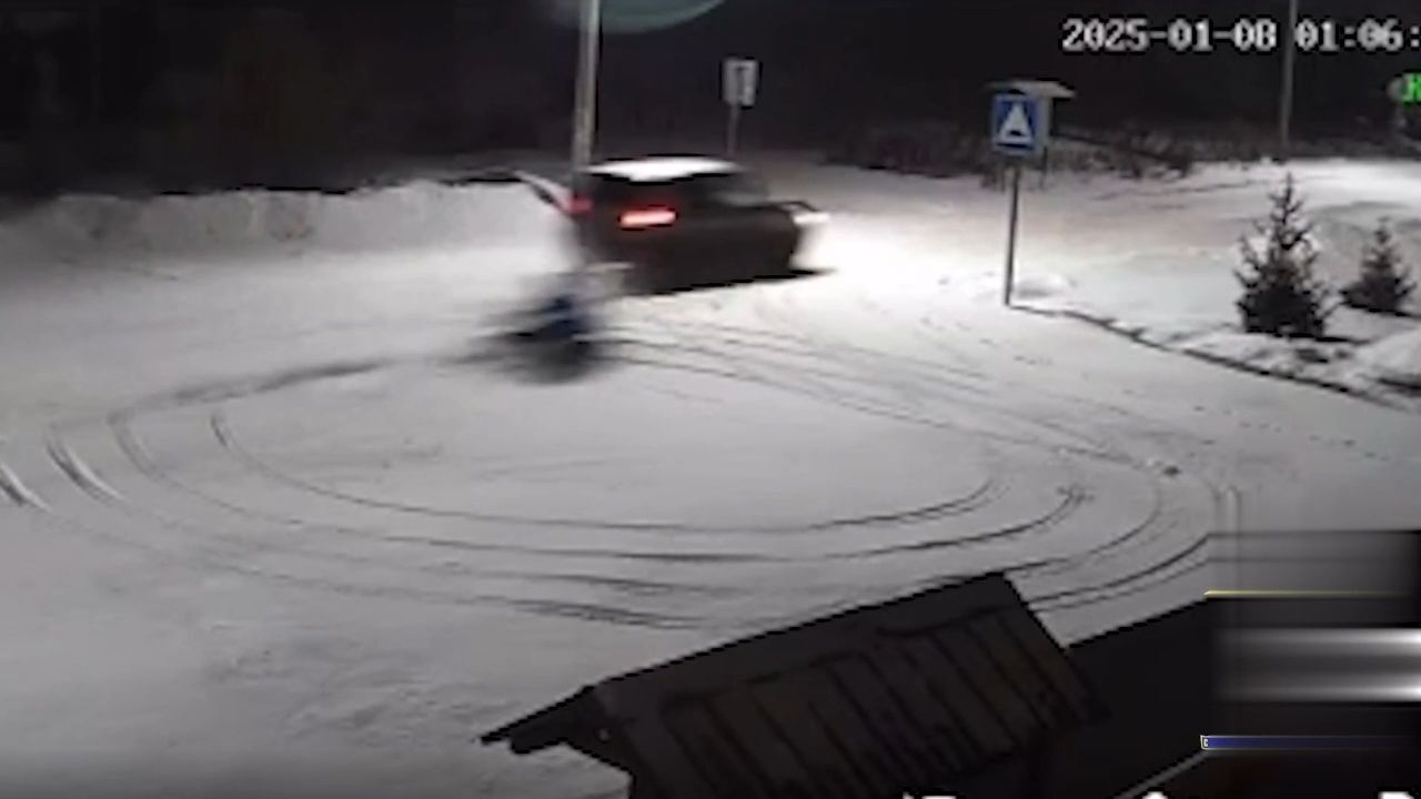 Young Russian woman dies after crashing into road sign • GoreCenter