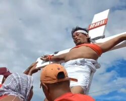 Dude voluntarily gets crucified during Christian celebrations