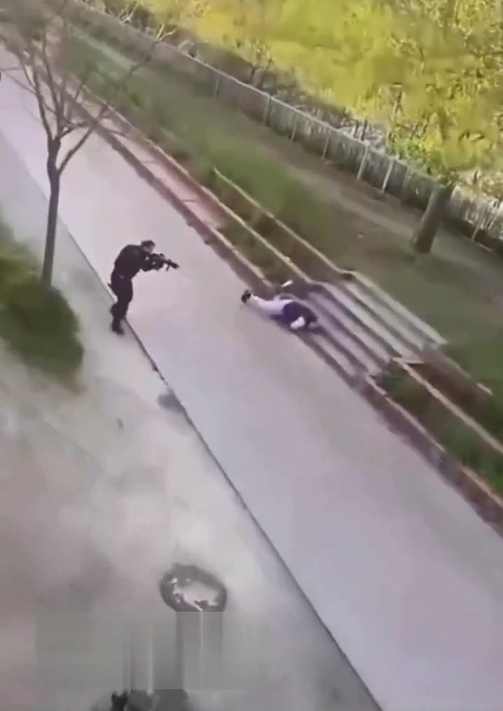 Guy eliminated by police after attacking two people with knife • GoreCenter