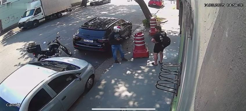 OFF DUTY SWAT OFFICER STOPS ROBBER intelligence overview