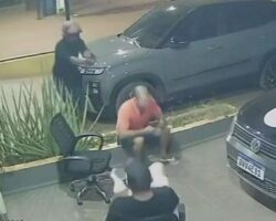 Guy unexpectedly assassinated from behind