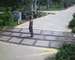 Vietnamese guy deliberately stepped in front of oncoming train