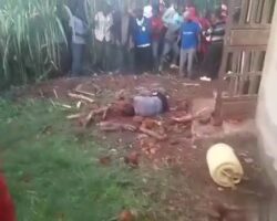 Villagers collectively lynching criminal