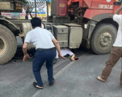 Guy on electric bicycle crushed by truck