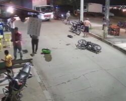 Motorcyclist crashes into pole during dangerous overtaking maneuver