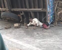 Guy’s leg pinned beneath overturned tractor trailer