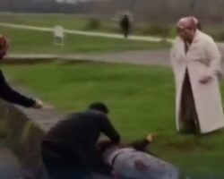 Fatally stabbed in neck in knife fight