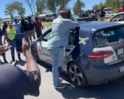 Bandit attacked by mob in front of police