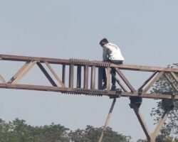 Mentally ill man climbed onto the train’s electrical wiring