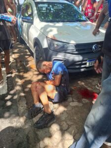 Robber shot and injured by observant police officer