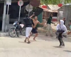 Mass street fight with machetes and stones