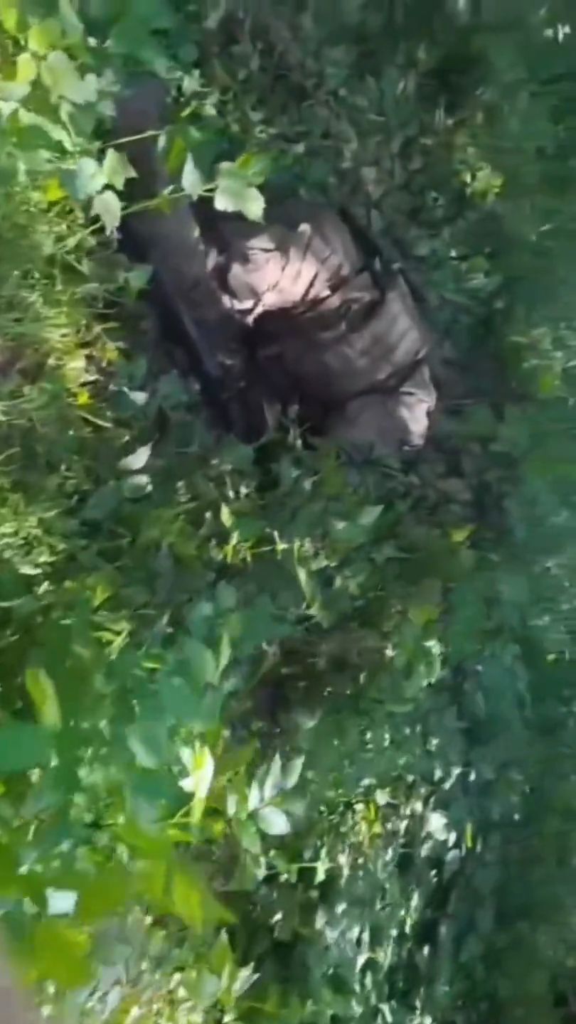 Chechen volunteer finishes off Russian soldier • GoreCenter