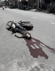 Drunk motorcyclist crashes into bus