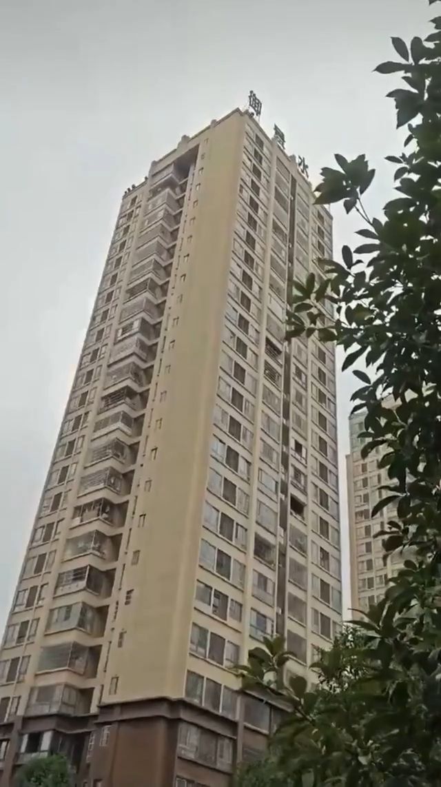 Man jumps to his death from 25th floor of residential building • GoreCenter