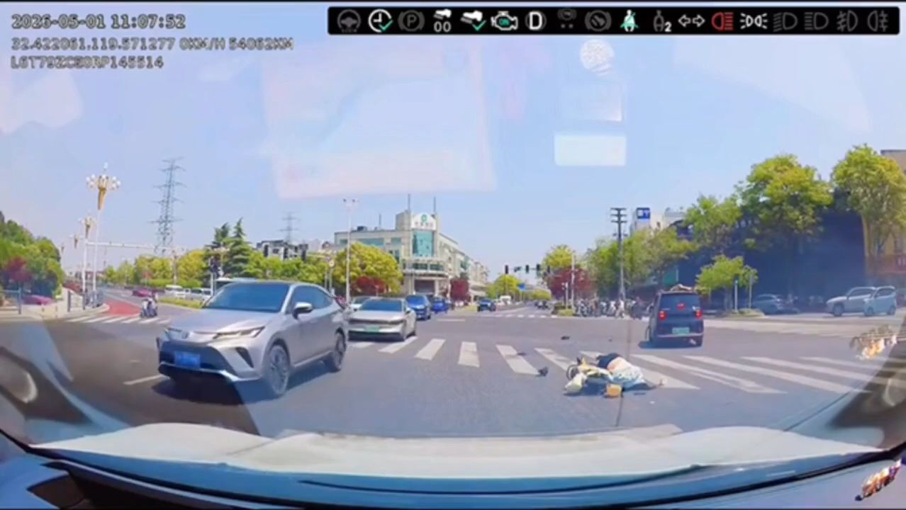 Woman without helmet seriously injured in minor traffic accident ...