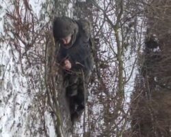 Russian soldier finishes off severely wounded Ukrainian opponent