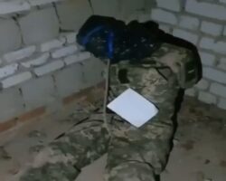 Russian soldiers strangle their Ukrainian captive with rope