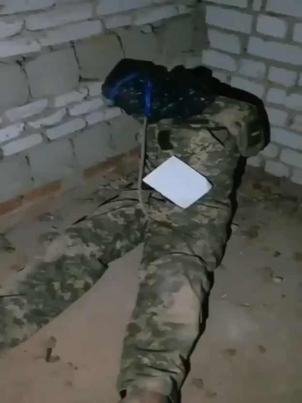 Russian soldiers strangle their Ukrainian captive with rope • GoreCenter